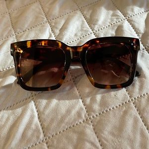Cute tortoise shell sunnies, sunglasses.